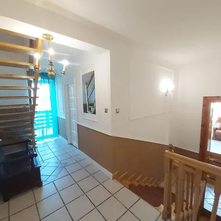 Koral - I Pokoje Goscinne